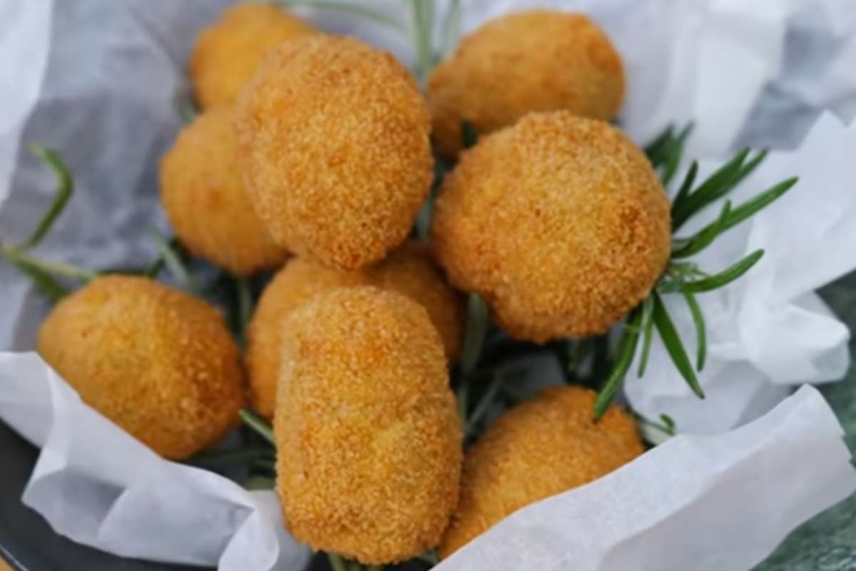 Olive ascolane in una ciotola con rosmarino