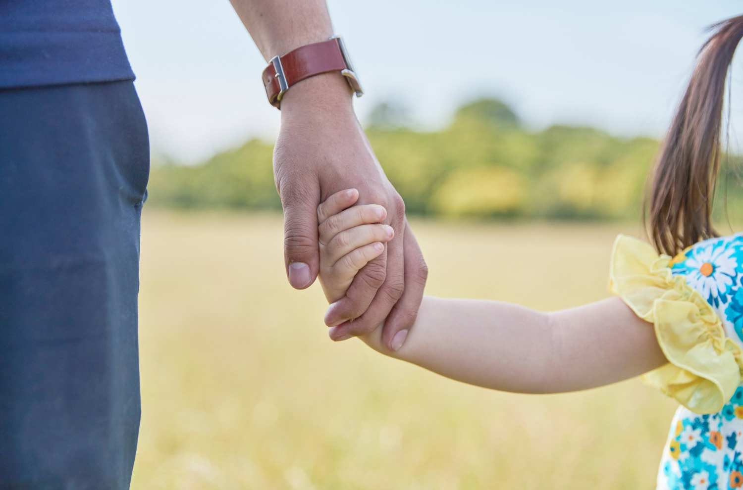 genitore e figlia mano nella mano