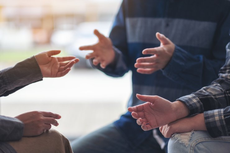 Persone che comunicano tra loro