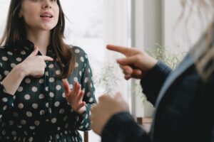 Due persone che gesticolano mentre parlano