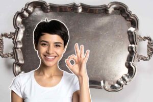 ragazza in primo piano e vassoio sullo sfondo