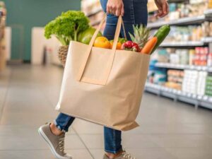 donna al supermercato con borsa della spesa