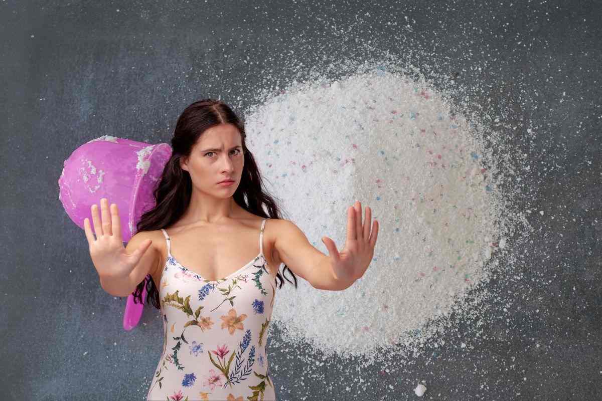 detersivo in polvere e donna che dice no