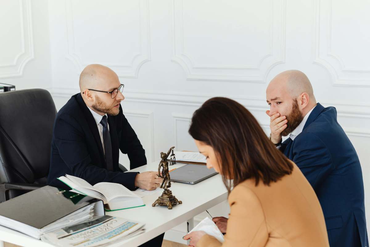 Una coppia dinanzi al giudice per un divorzio