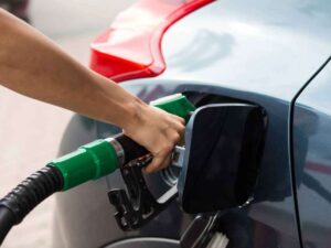 Una persona che fa benzina