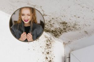 Una parete con muffa agli angoli e, in evidenza, una ragazza che fa l'occhiolino